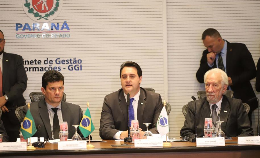 O governador Carlos Massa Ratinho Junior e o ministro da Justiça Sergio Moro, participaram da Encontro do Conselho Nacional de Secretários de Estado da Justiça, Cidadania, Direitos Humanos e Administração Penitenciária, que realiza-se no Palácio Iguaçu. Participaram: os secretários: de Segurança Pública, cel. Romulo Marinho Soares; entre outros.Curitiba, 04-10-19.Foto: Arnaldo Alves / AEN.