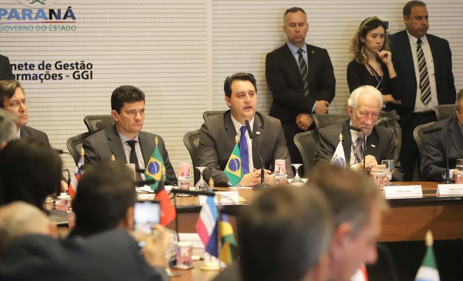 O governador Carlos Massa Ratinho Junior e o ministro da Justiça Sergio Moro, participaram da Encontro do Conselho Nacional de Secretários de Estado da Justiça, Cidadania, Direitos Humanos e Administração Penitenciária, que realiza-se no Palácio Iguaçu. Participaram: os secretários: de Segurança Pública, cel. Romulo Marinho Soares; entre outros.Curitiba, 04-10-19.Foto: Arnaldo Alves / AEN.