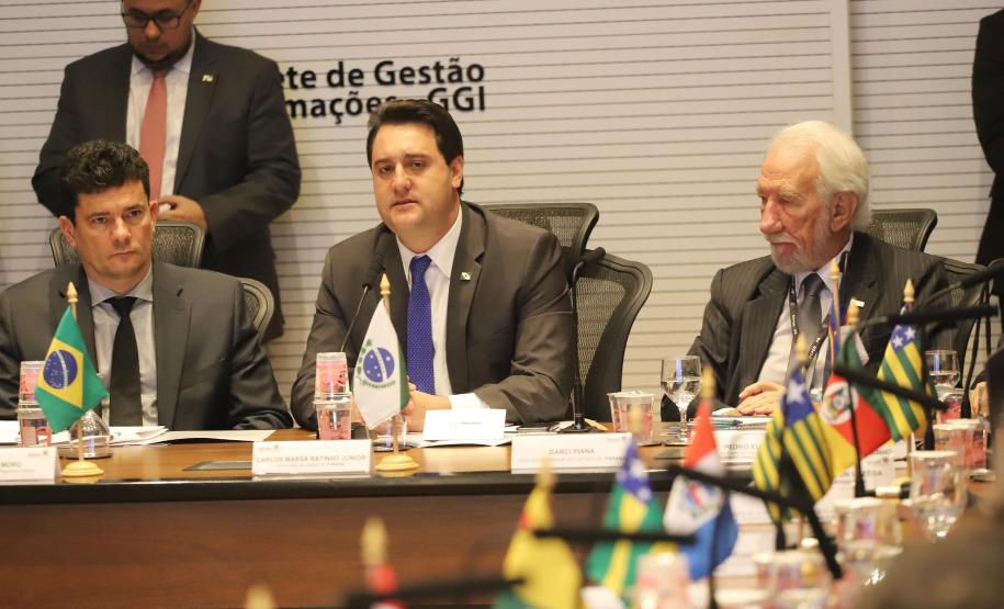 O governador Carlos Massa Ratinho Junior e o ministro da Justiça Sergio Moro, participaram da Encontro do Conselho Nacional de Secretários de Estado da Justiça, Cidadania, Direitos Humanos e Administração Penitenciária, que realiza-se no Palácio Iguaçu. Participaram: os secretários: de Segurança Pública, cel. Romulo Marinho Soares; entre outros.Curitiba, 04-10-19.Foto: Arnaldo Alves / AEN.