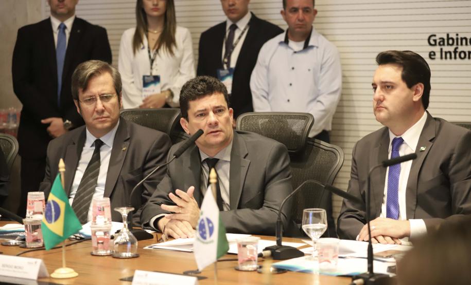 O governador Carlos Massa Ratinho Junior e o ministro da Justiça Sergio Moro, participaram da Encontro do Conselho Nacional de Secretários de Estado da Justiça, Cidadania, Direitos Humanos e Administração Penitenciária, que realiza-se no Palácio Iguaçu. Participaram: os secretários: de Segurança Pública, cel. Romulo Marinho Soares; entre outros.Curitiba, 04-10-19.Foto: Arnaldo Alves / AEN.