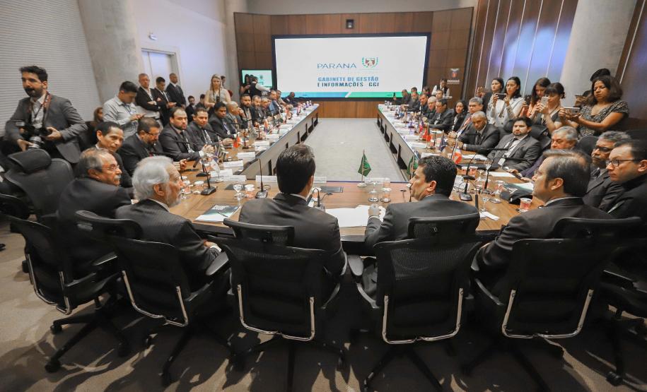 O governador Carlos Massa Ratinho Junior e o ministro da Justiça Sergio Moro, participaram da Encontro do Conselho Nacional de Secretários de Estado da Justiça, Cidadania, Direitos Humanos e Administração Penitenciária, que realiza-se no Palácio Iguaçu. Participaram: os secretários: de Segurança Pública, cel. Romulo Marinho Soares; entre outros.Curitiba, 04-10-19.Foto: Arnaldo Alves / AEN.