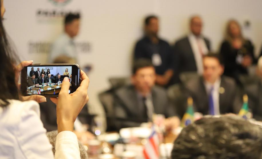 O governador Carlos Massa Ratinho Junior e o ministro da Justiça Sergio Moro, participaram da Encontro do Conselho Nacional de Secretários de Estado da Justiça, Cidadania, Direitos Humanos e Administração Penitenciária, que realiza-se no Palácio Iguaçu. Participaram: os secretários: de Segurança Pública, cel. Romulo Marinho Soares; entre outros.Curitiba, 04-10-19.Foto: Arnaldo Alves / AEN.