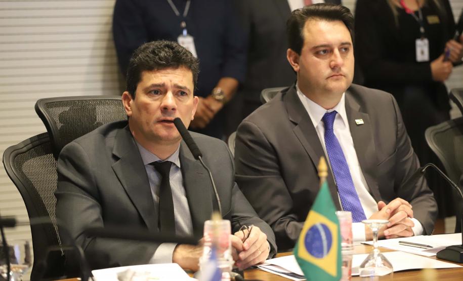 O governador Carlos Massa Ratinho Junior e o ministro da Justiça Sergio Moro, participaram da Encontro do Conselho Nacional de Secretários de Estado da Justiça, Cidadania, Direitos Humanos e Administração Penitenciária, que realiza-se no Palácio Iguaçu. Participaram: os secretários: de Segurança Pública, cel. Romulo Marinho Soares; entre outros.Curitiba, 04-10-19.Foto: Arnaldo Alves / AEN.