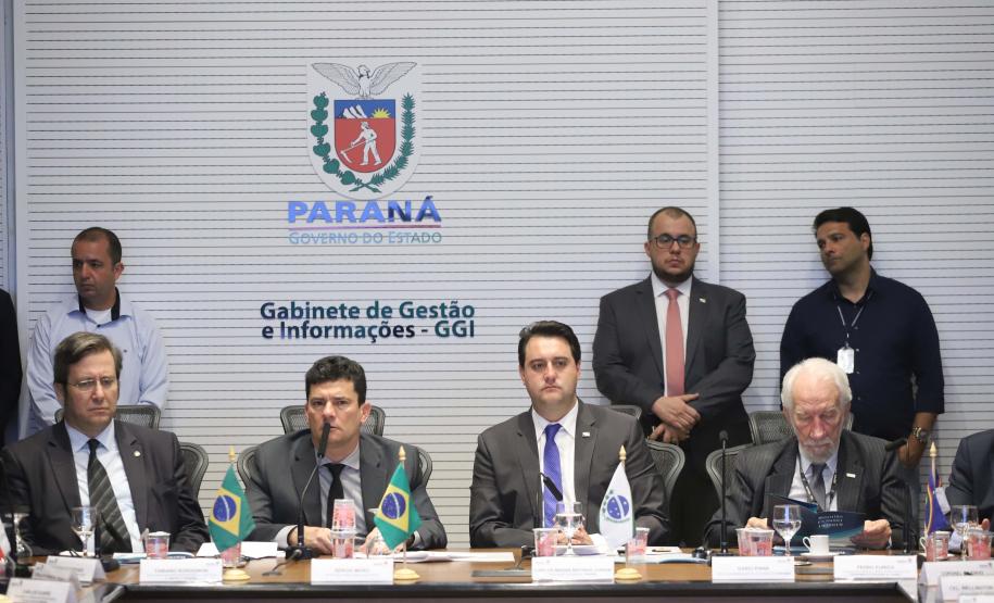 O governador Carlos Massa Ratinho Junior e o ministro da Justiça Sergio Moro, participaram da Encontro do Conselho Nacional de Secretários de Estado da Justiça, Cidadania, Direitos Humanos e Administração Penitenciária, que realiza-se no Palácio Iguaçu. Participaram: os secretários: de Segurança Pública, cel. Romulo Marinho Soares; entre outros.Curitiba, 04-10-19.Foto: Arnaldo Alves / AEN.