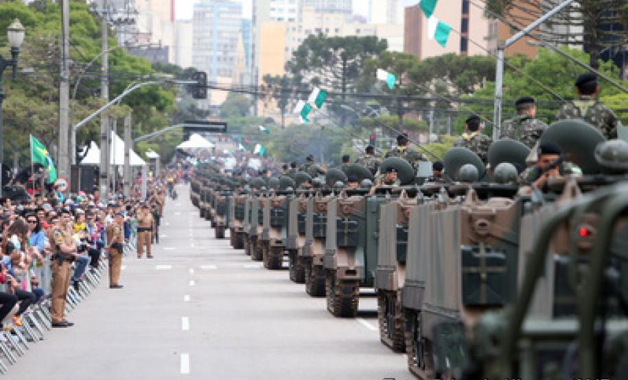 Governador Beto Richa, junto com a secretária do Trabalho e Desenvolvimento Social, Fernanda Richa; o comandante da 5ª Divisão de Exército, general-de-brigada Luiz Felipe Kraemer Carbonell; do comandante-geral da Polícia Militar do Paraná, coronel Maurício Tortato; do prefeito de Curitiba, Gustavo Fruet, e demais autoridades civis e militares, participa das comemorações pelo Dia da Independência do Brasil.Curitiba, 07/09/2015.Foto: Orlando Kissner/ANPr
