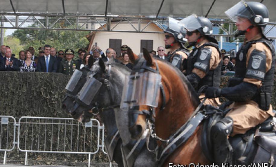 Governador Beto Richa, junto com a secretária do Trabalho e Desenvolvimento Social, Fernanda Richa; o comandante da 5ª Divisão de Exército, general-de-brigada Luiz Felipe Kraemer Carbonell; do comandante-geral da Polícia Militar do Paraná, coronel Maurício Tortato; do prefeito de Curitiba, Gustavo Fruet, e demais autoridades civis e militares, participa das comemorações pelo Dia da Independência do Brasil.Curitiba, 07/09/2015.Foto: Orlando Kissner/ANPr