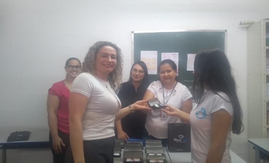 Presas recebem óculos de grau após ação voluntária de exames de visão Presas recebem óculos de grau após ação voluntária de exames de visão