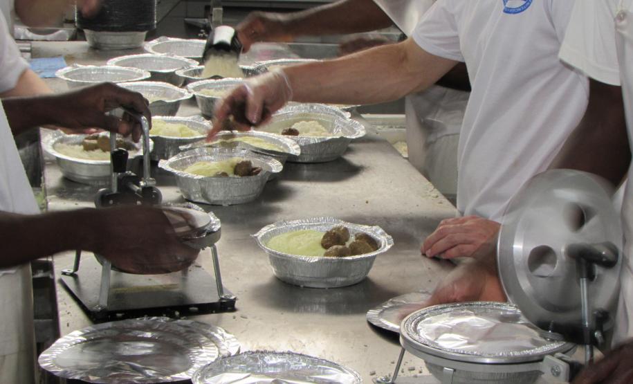 Convênio permite mão de obra de presos do regime fechado em empresa de alimentação de Cascavel