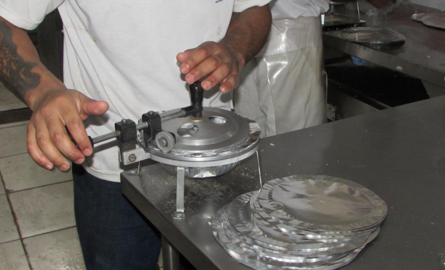 Convênio permite mão de obra de presos do regime fechado em empresa de alimentação de Cascavel