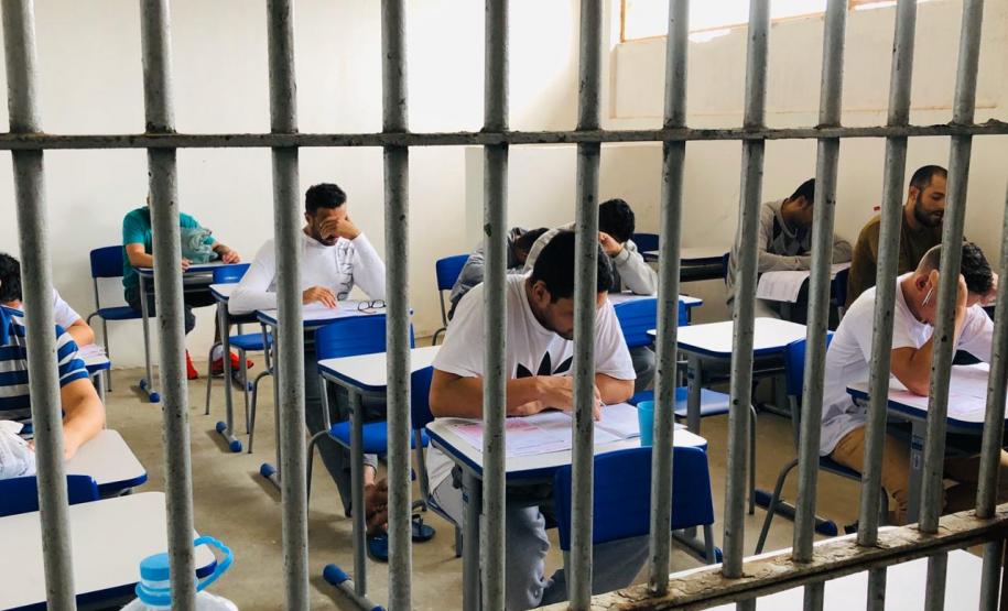 Provas do Enem são aplicadas aos presos de todo Paraná