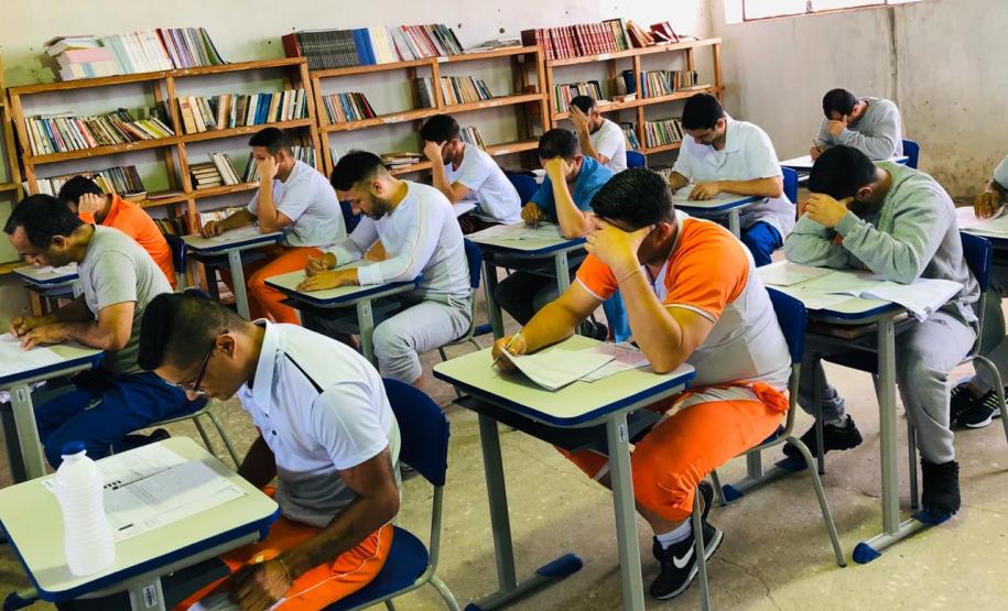 Provas do Enem são aplicadas aos presos de todo Paraná