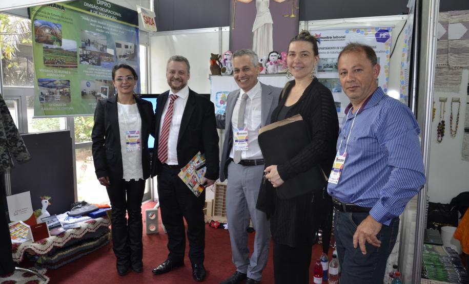 O Diretor do Departamento Penitenciário Nacional, Renato De Vitto, e a Diretora de Políticas Penitenciarias do Departamento Penitenciário Nacional, Valdirene Daufembach, também estiveram presentes no espaço do Depen-PR