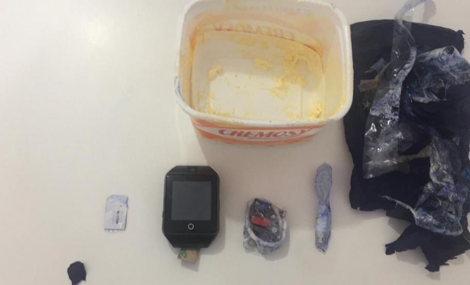 Agentes penitenciários encontram smartwatch em em fundo falso de pote de margarina