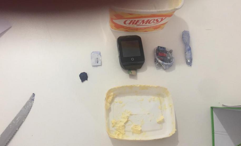Agentes penitenciários encontram smartwatch em em fundo falso de pote de margarina
