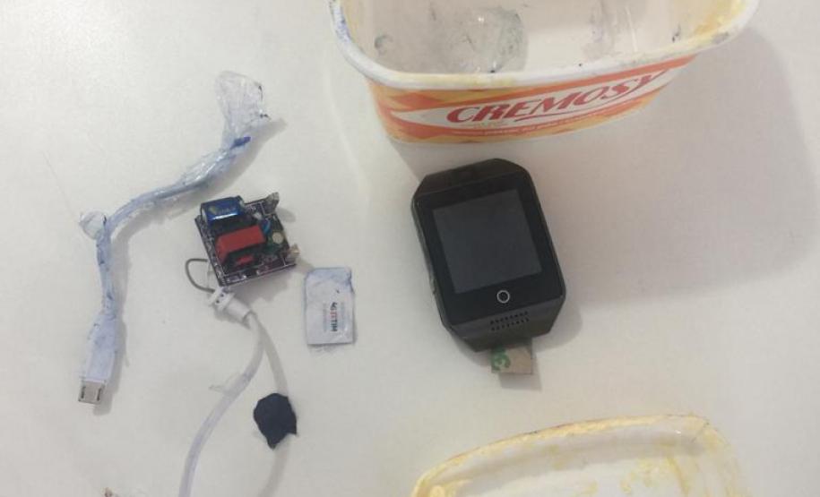 Agentes penitenciários encontram smartwatch em em fundo falso de pote de margarina