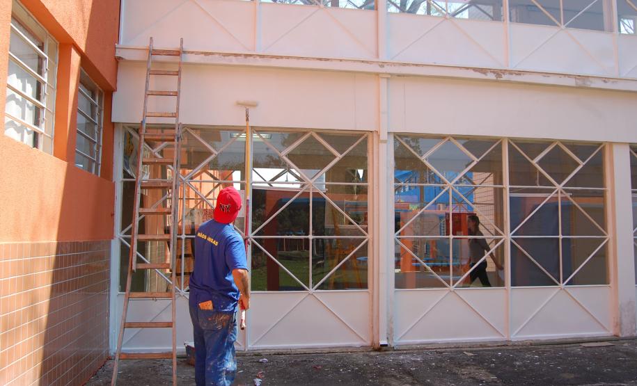 O Colégio Estadual Paulo Leminski, em Curitiba, está passando por obras de reparo, incluindo pintura e jardinagem. O trabalho é feito por detentos que participam do projeto Mãos Amigas, uma parceria entre as secretaria estaduais da Educação e da Justiça, Cidadania e Direitos Humanos.