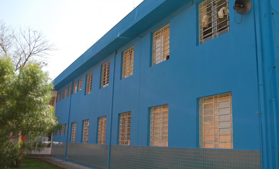 O Colégio Estadual Paulo Leminski, em Curitiba, está passando por obras de reparo, incluindo pintura e jardinagem. O trabalho é feito por detentos que participam do projeto Mãos Amigas, uma parceria entre as secretaria estaduais da Educação e da Justiça, Cidadania e Direitos Humanos.