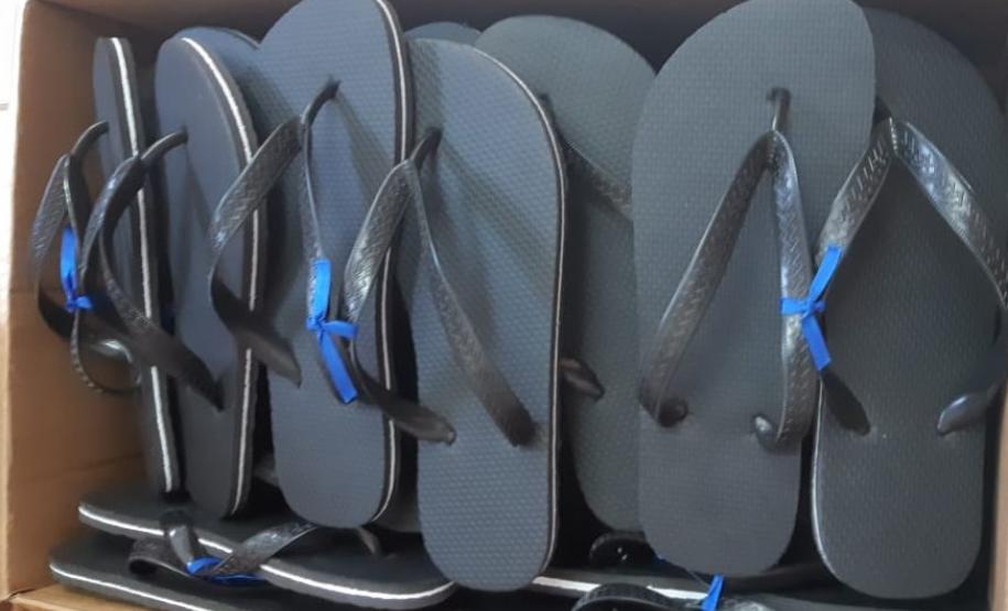 Detentos da unidade prisional de Castro produzem chinelos