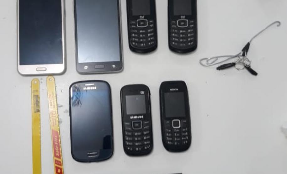 Agentes penais apreendem kit cadeia com sete celulares em Cascavel