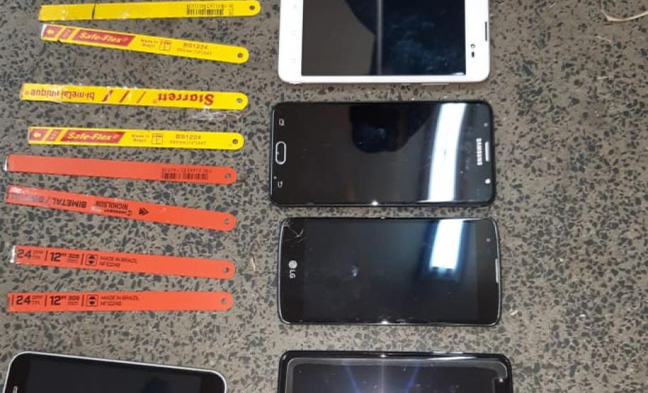 Agente penitenciário encontra dois “kits cadeia” cobertos com grama na PEP I