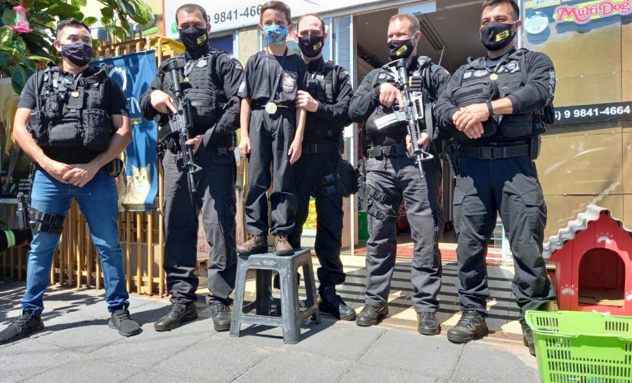 Em Cascavel, agentes do SOE homenageiam criança protetora dos animais e são homenageados pelo garoto Em Cascavel, agentes do SOE homenageiam criança protetora dos animais e são homenageados pelo garoto