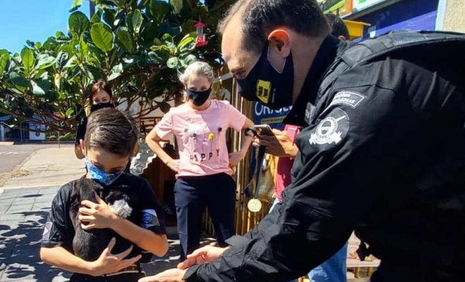 Em Cascavel, agentes do SOE homenageiam criança protetora dos animais e são homenageados pelo garoto Em Cascavel, agentes do SOE homenageiam criança protetora dos animais e são homenageados pelo garoto