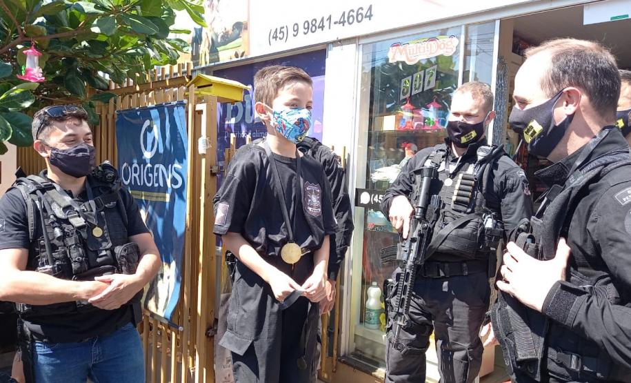 Em Cascavel, agentes do SOE homenageiam criança protetora dos animais e são homenageados pelo garoto Em Cascavel, agentes do SOE homenageiam criança protetora dos animais e são homenageados pelo garoto