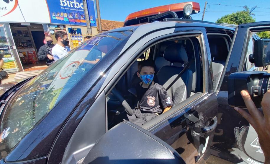 Em Cascavel, agentes do SOE homenageiam criança protetora dos animais e são homenageados pelo garoto Em Cascavel, agentes do SOE homenageiam criança protetora dos animais e são homenageados pelo garoto