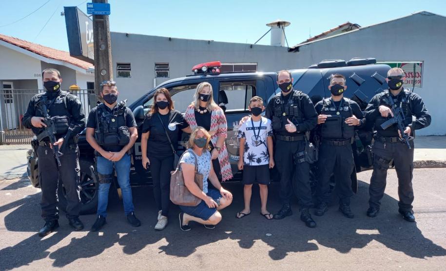 Em Cascavel, agentes do SOE homenageiam criança protetora dos animais e são homenageados pelo garoto Em Cascavel, agentes do SOE homenageiam criança protetora dos animais e são homenageados pelo garoto