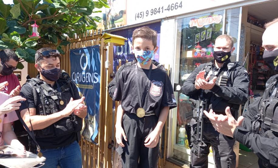 Em Cascavel, agentes do SOE homenageiam criança protetora dos animais e são homenageados pelo garoto Em Cascavel, agentes do SOE homenageiam criança protetora dos animais e são homenageados pelo garoto