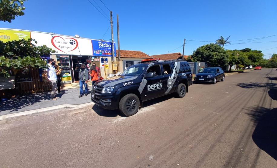 Em Cascavel, agentes do SOE homenageiam criança protetora dos animais e são homenageados pelo garoto Em Cascavel, agentes do SOE homenageiam criança protetora dos animais e são homenageados pelo garoto