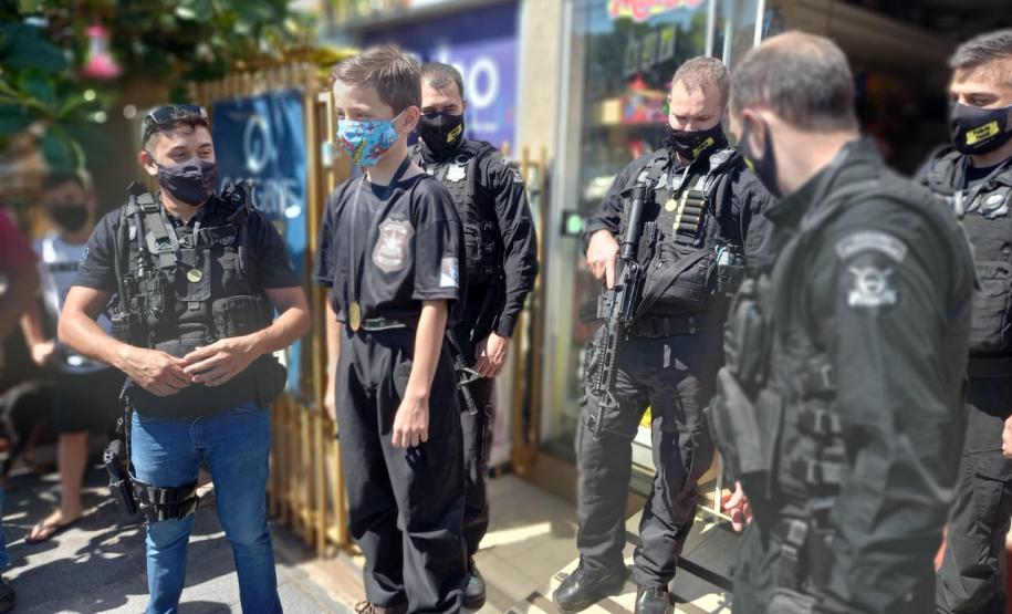 Em Cascavel, agentes do SOE homenageiam criança protetora dos animais e são homenageados pelo garoto Em Cascavel, agentes do SOE homenageiam criança protetora dos animais e são homenageados pelo garoto