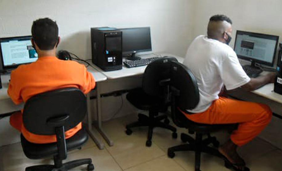 Presos recebem certificados de cursos profissionalizantes Presos recebem certificados de cursos profissionalizantes