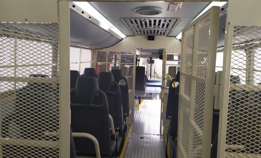 Paraná recebe do governo federal mais dois ônibus adaptados para transporte de presos Paraná recebe do governo federal mais dois ônibus adaptados para transporte de presos