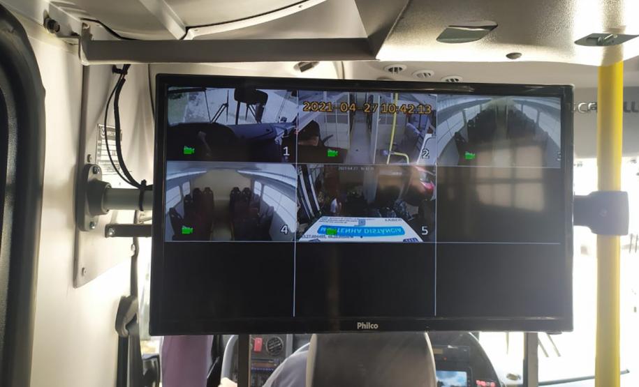 Paraná recebe do governo federal mais dois ônibus adaptados para transporte de presos Paraná recebe do governo federal mais dois ônibus adaptados para transporte de presos