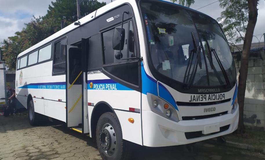 Paraná recebe do governo federal mais dois ônibus adaptados para transporte de presos Paraná recebe do governo federal mais dois ônibus adaptados para transporte de presos