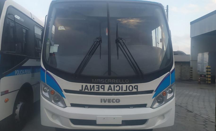 Paraná recebe do governo federal mais dois ônibus adaptados para transporte de presos Paraná recebe do governo federal mais dois ônibus adaptados para transporte de presos