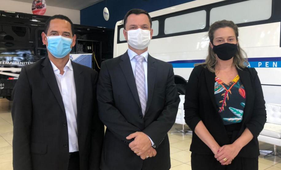 Paraná recebe do governo federal mais dois ônibus adaptados para transporte de presos Paraná recebe do governo federal mais dois ônibus adaptados para transporte de presos