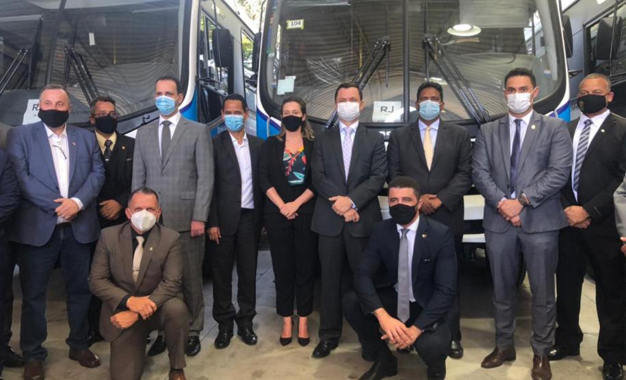 Paraná recebe do governo federal mais dois ônibus adaptados para transporte de presos Paraná recebe do governo federal mais dois ônibus adaptados para transporte de presos