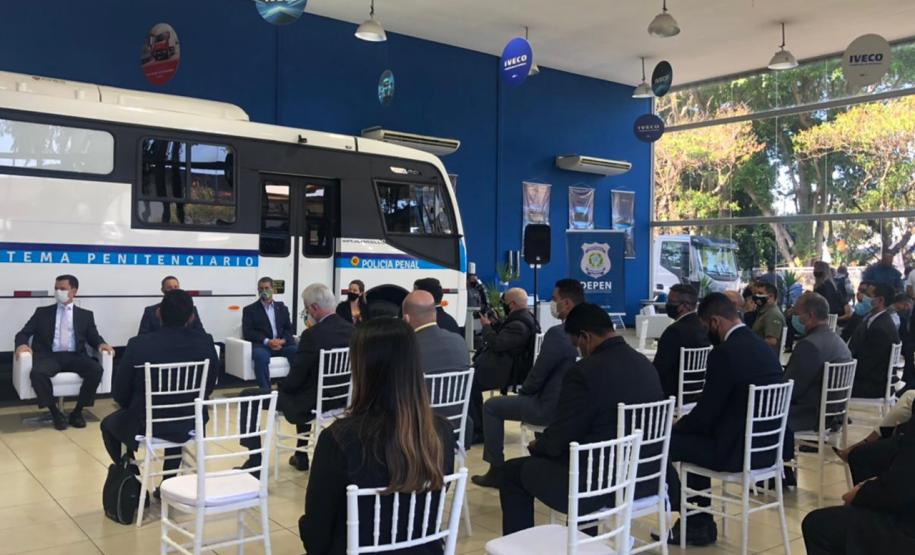 Paraná recebe do governo federal mais dois ônibus adaptados para transporte de presos Paraná recebe do governo federal mais dois ônibus adaptados para transporte de presos