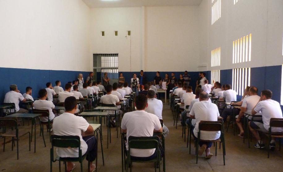 Universidade Estadual de Londrina aplicará provas do vestibular para 251 presos Universidade Estadual de Londrina aplicará provas do vestibular para 251 presos