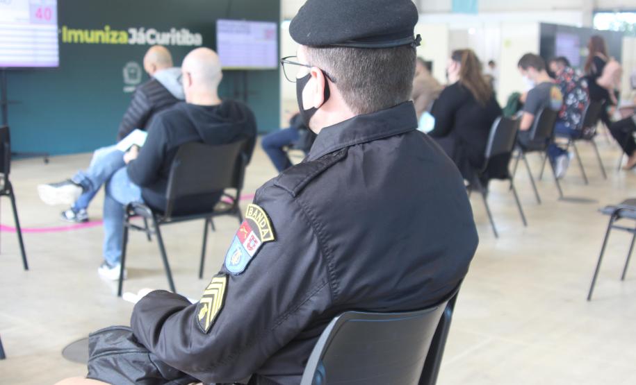 Mais de 23 mil doses da vacina contra a COVID-19 são aplicadas nas forças de segurança do Paraná Mais de 23 mil doses da vacina contra a COVID-19 são aplicadas nas forças de segurança do Paraná