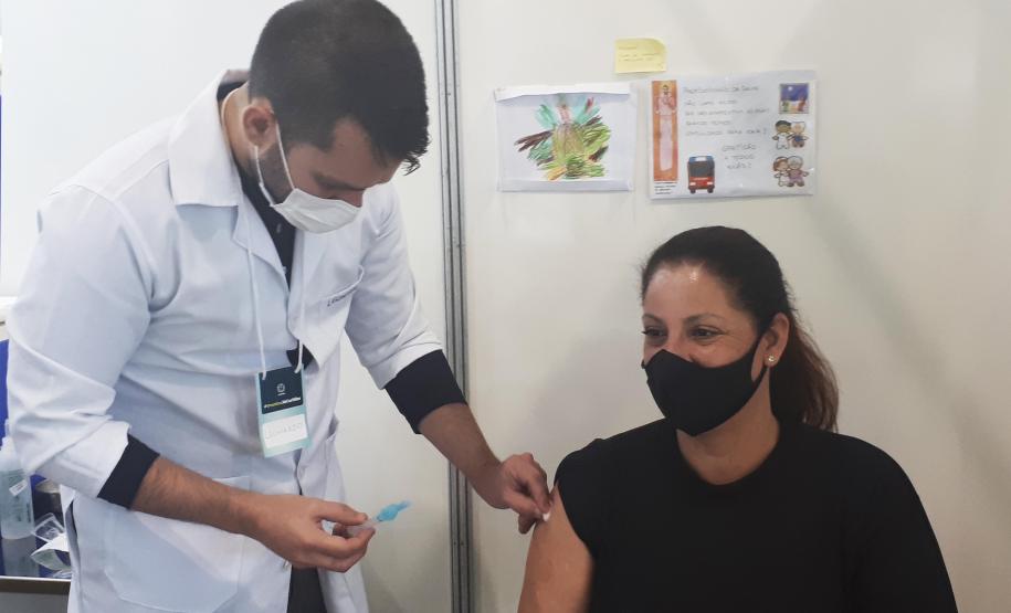 Mais de 23 mil doses da vacina contra a COVID-19 são aplicadas nas forças de segurança do Paraná Mais de 23 mil doses da vacina contra a COVID-19 são aplicadas nas forças de segurança do Paraná