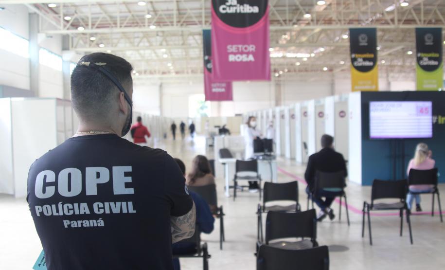 Mais de 23 mil doses da vacina contra a COVID-19 são aplicadas nas forças de segurança do Paraná Mais de 23 mil doses da vacina contra a COVID-19 são aplicadas nas forças de segurança do Paraná