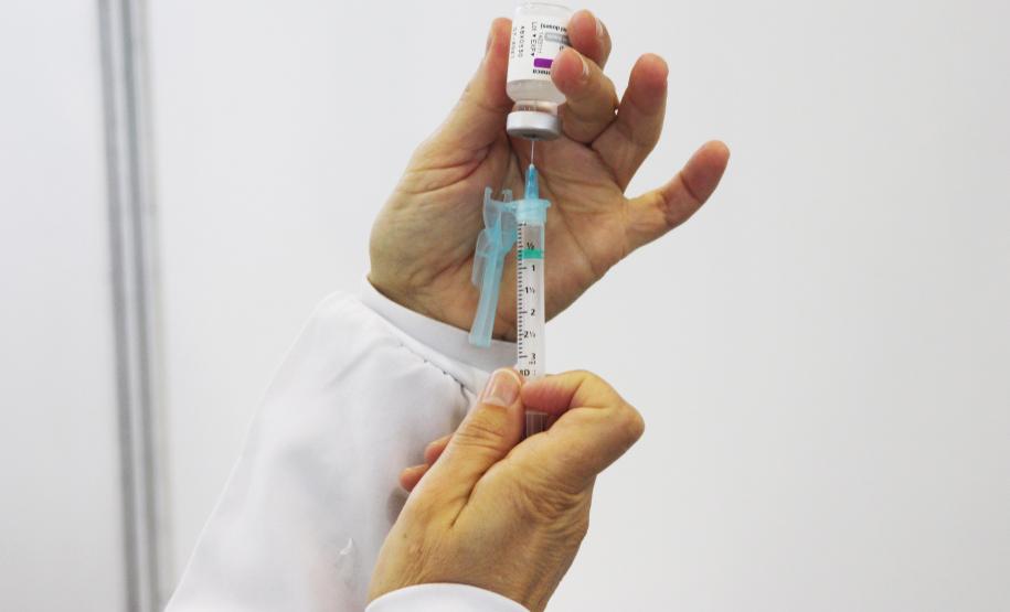 Mais de 23 mil doses da vacina contra a COVID-19 são aplicadas nas forças de segurança do Paraná Mais de 23 mil doses da vacina contra a COVID-19 são aplicadas nas forças de segurança do Paraná