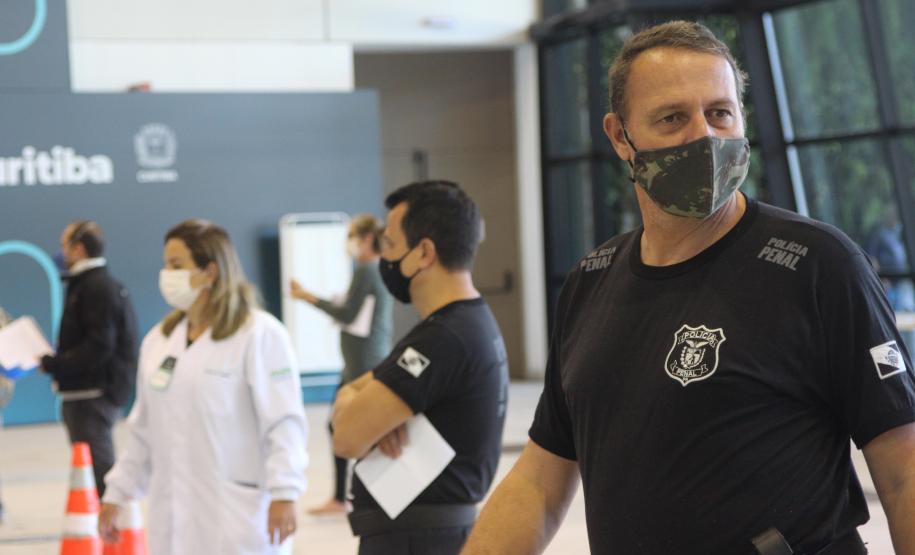 Mais de 23 mil doses da vacina contra a COVID-19 são aplicadas nas forças de segurança do Paraná Mais de 23 mil doses da vacina contra a COVID-19 são aplicadas nas forças de segurança do Paraná