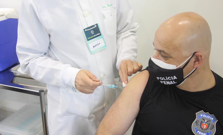 Mais de 23 mil doses da vacina contra a COVID-19 são aplicadas nas forças de segurança do Paraná Mais de 23 mil doses da vacina contra a COVID-19 são aplicadas nas forças de segurança do Paraná
