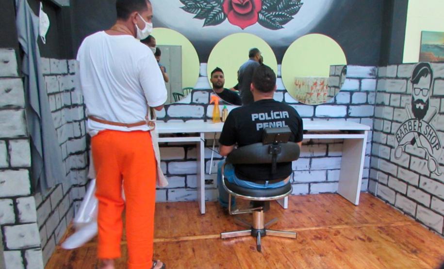 Presos da penitenciária de Cascavel participam de minicurso com barbeiro profissional Presos da penitenciária de Cascavel participam de minicurso com barbeiro profissional