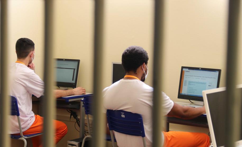 Mais de mil presos do Paraná recebem certificados de cursos profissionalizantes Convênios do Departamento Penitenciário com outras instituições proporcionam os cursos de qualificação profissional aos presos, que serão ampliados neste semestre. As novas penitenciárias já virão com a estrutura montada para oferecer a capacitação.