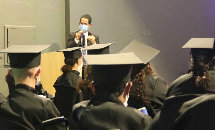 Mais de mil presos do Paraná recebem certificados de cursos profissionalizantes Convênios do Departamento Penitenciário com outras instituições proporcionam os cursos de qualificação profissional aos presos, que serão ampliados neste semestre. As novas penitenciárias já virão com a estrutura montada para oferecer a capacitação.